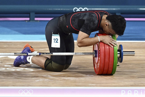 Lifter Indonesia Rizki Juniansyah mencium barbel usai melakukan angkatan clean and jerk dalam kelas 73 kg putra Olimpiade Paris 2024 di South Paris Arena, Paris, Prancis, Kamis (8/8/2024). Foto: Nova Wahyudi/ANTARA FOTO