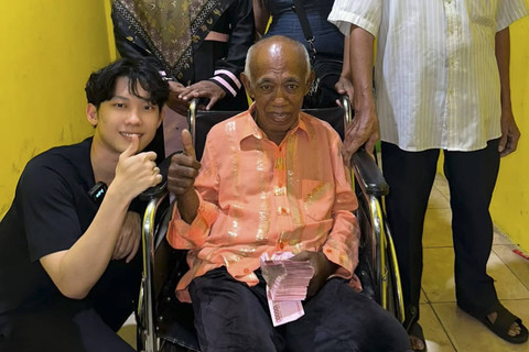 Willie Salim beri bantuan ke Pak Tarno.   Foto: Instagram/ @willie27_