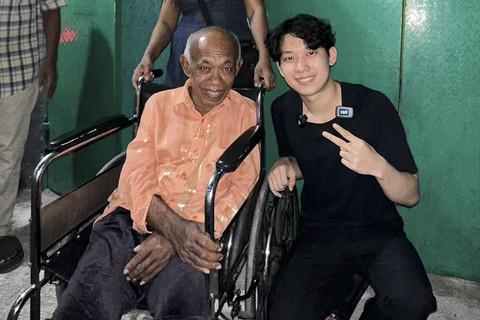 Willie Salim beri bantuan ke Pak Tarno.   Foto: Instagram/ @willie27_