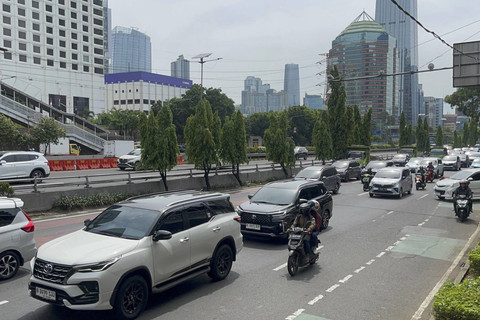 Arus lalu lintas Jalan Gatot Subroto arah Slipi-Tomang Terpantau padat.  Foto: Rayyan Farhansyah/kumparan