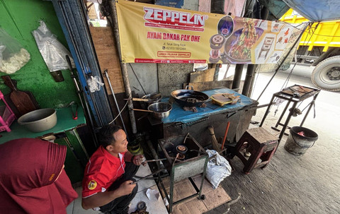 Penyerahan simbolis Kompor Semawar beserta regulator dari Zeppelin ke salah satu UMKM. Foto: dok. Zeppelin