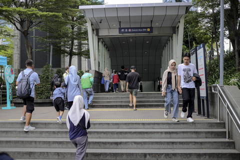 Sejumlah penumpang berjalan menuju Stasiun MRT Dukuh di Dukuh Atas, Jakarta, Sabtu (28/12/2024). Foto: Jamal Ramadhan/kumparan