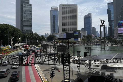 Persiapan Panggung Perayaan Tahun Baru di Bundaran HI, Jakarta, Sabtu (28/12/2024). Foto: Rayyan Farhansyah/kumparan