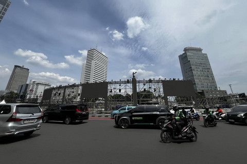 Persiapan Panggung Perayaan Tahun Baru di Bundaran HI, Jakarta, Sabtu (28/12/2024). Foto: Rayyan Farhansyah/kumparan