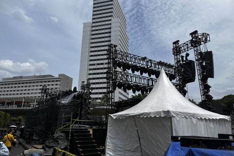 Persiapan Panggung Perayaan Tahun Baru di Bundaran HI, Jakarta, Sabtu (28/12/2024). Foto: Rayyan Farhansyah/kumparan