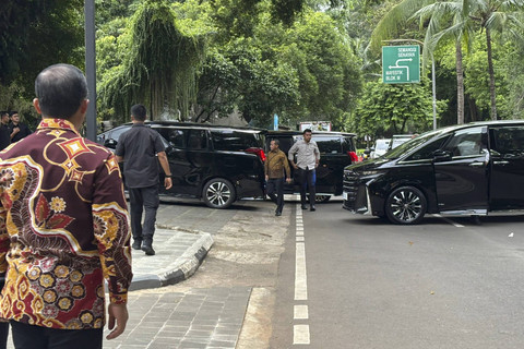 Ketum Golkar Bahlil Lahadalia berjalan keluar kendaraannya saat tiba di rumah Presiden Prabowo Subianto di Kertanegara 4, Jakarta, Sabtu (28/12/2024).  Foto: Abid Raihan/kumparan