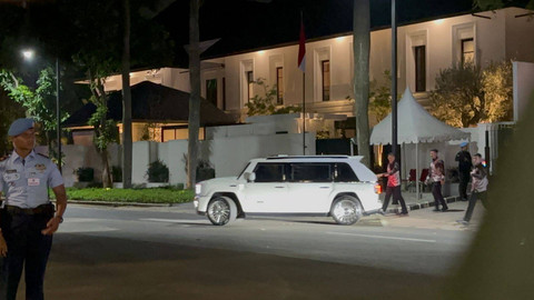 Mobil Presiden Prabowo Subianto meninggalkan rumahnya di Kertanegara 4, Jakarta pada Sabtu (28/12). Foto: Abid Raihan/kumparan