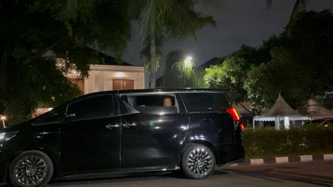 Ketua Umum Golkar Bahlil Lahadalia meninggalkan rumah Presiden Prabowo Subianto di Kertanegara 4, Jakarta pada Sabtu (28/12). Foto: Abid Raihan/kumparan