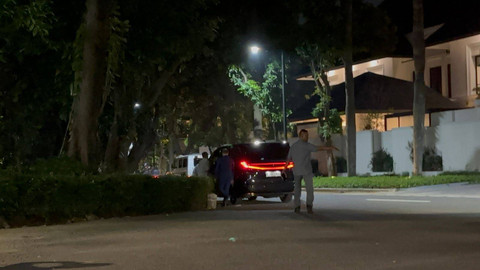 Politisi NasDem Viktor Laiskodat meninggalkan rumah Presiden Prabowo Subianto di Kertanegara 4, Jakarta pada Sabtu (28/12). Foto: Abid Raihan/kumparan