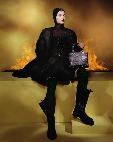 Koleksi busana Dior Cruise 2025 dan tas Lady dior yang ikonik. Foto: Instagram @dior