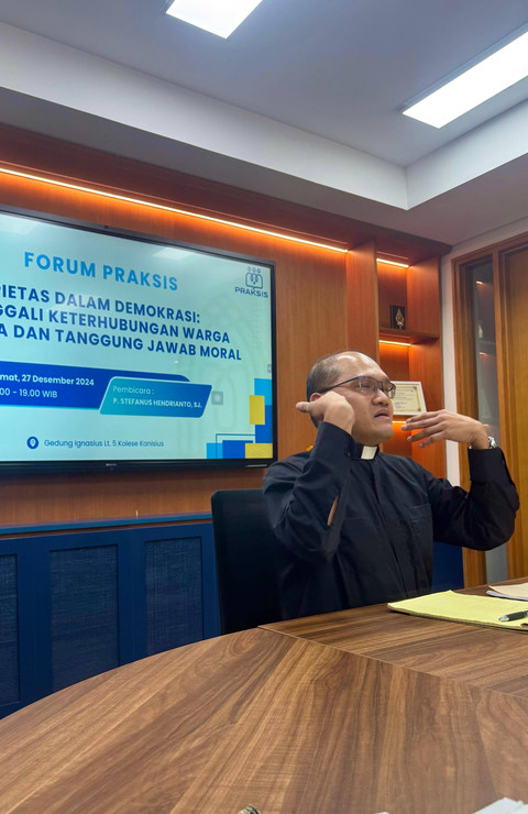 Stefanus Hendrianto SJ saat menjadi pembicara dalam forum Praksis. Foto: Dok. Praksis