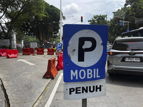 Parkiran Monas penuh pada Minggu (29/12/2024). Foto: Rayyan Farhansyah/kumparan