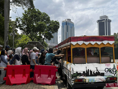 Sejumlah warga padati Monas menjelang pergantian tahun, Minggu (29/12/2024). Foto: Rayyan Farhansyah/kumparan