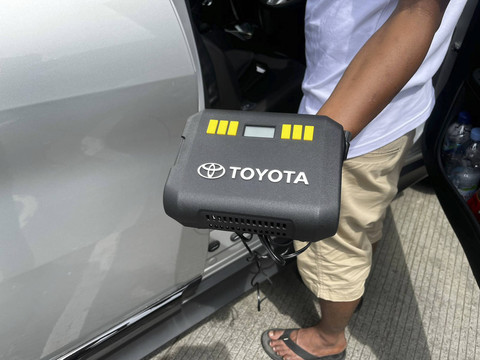 Salah satu warga yang melakukan parkir liar mebawa pompa ban portabel. Foto: Rayyan Farhansyah/kumparan