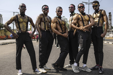 Para peserta berpose untuk berfoto selama Karnaval Calabar di Calabar, Nigeria, Sabtu (28/12/2024). Foto: Olympia De Maismont/AFP