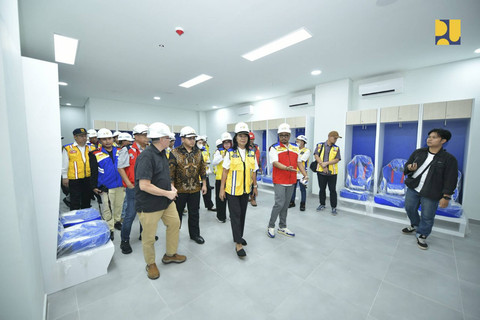 Wakil Menteri Pekerjaan Umum (PU) Diana Kusumastuti tinjau renovasi Stadion Kanjuruhan di Kabupaten Malang, Sabtu (28/12/2024).  Foto: Dok. Kementerian PU