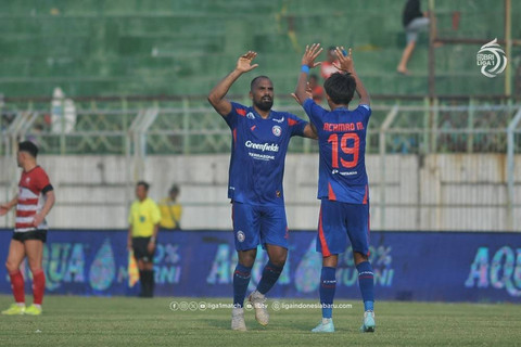 Pemain Arema FC, Dalberto Luan Belo berselebrasi dengan Achmad Maulana Syarif, saat berlaga di Liga 1 2024/25. Foto: ligaindonesiabaru.com