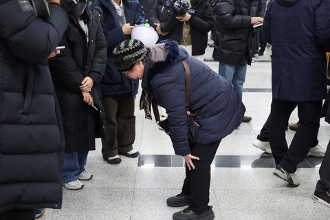 Keluarga penumpang Jeju Air yang mengalami kecelakaan menangis di Bandara Internasional Muan, Provinsi Jeolla, Korea Selatan, Minggu (29/12/2024). Foto: Kim Hong-Ji/REUTERS