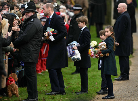 Pangeran Louis menghadiri kebaktian Natal tradisional Keluarga Kerajaan di Gereja St Mary Magdalene di Sandringham, Norfolk, Inggris timur, Rabu (25/12/2024). Foto: Oli Scarff/AFP