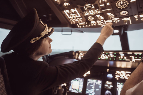 Ilustrasi pilot perempuan. Foto: Shutterstock
