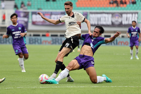 Pemain Persita Ryuji Utomo berebut bola dengan pemain PSM Makassar Nermin Haljeta pada pertandinggan Liga 1 di Stadion Pakansari, Kabupaten Bogor, Jawa Barat, Minggu (29/12/2024). Foto: Yulius Satria Wijaya/ANTARA FOTO