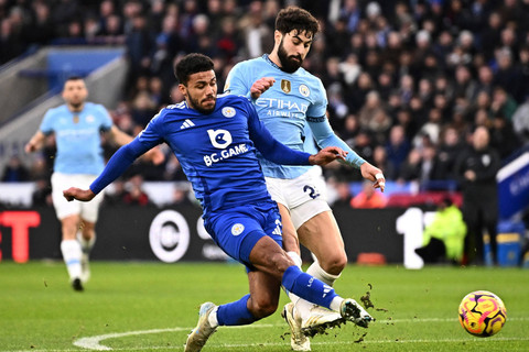 Pemain Leicester City James Justin berebut bola dengan pemain Manchester City Josko Gvardiol pada pertandingan Liga Inggris di Stadion King Power, Leicester, Inggris, Minggu (29/12/2024). Foto: Dylan Martinez/REUTERS