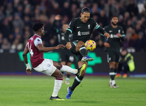 Aksi Virgil van Dijk saat Liverpool melawan West Ham di London Stadium, Senin (30/12) dini hari WIB. Foto: Isabel Infantes/REUTERS