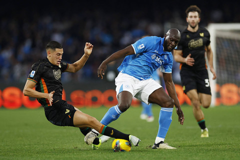 Pemain Napoli Romelu Lukaku beraksi dengan pemain Venezia Jay Idzes pada pertandingan Liga Italia antara Napoli vs Venezia di Stadio Diego Armando, Naples, Italia, Minggu (29/12/2024) malam WIB. Foto: Ciro De Luca/REUTERS