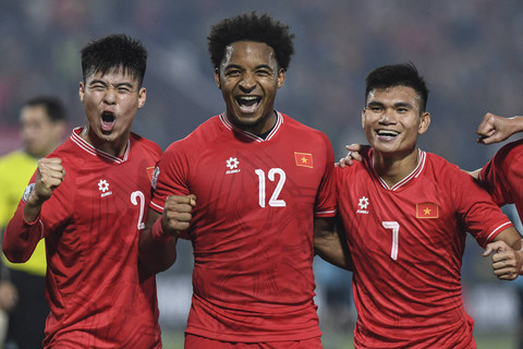 Duy Manh Do, Xuan Son Nguyen, dan Xuan Manh Pham dari Timnas Vietnam pada pertandingan Semifinal Piala Elektrik ASEAN 2024 antara Vietnam dan Singapura di Stadion Viet Tri, provinsi Phu Tho, Minggu (29/12/2024). Foto: HOANG ANH/AFP