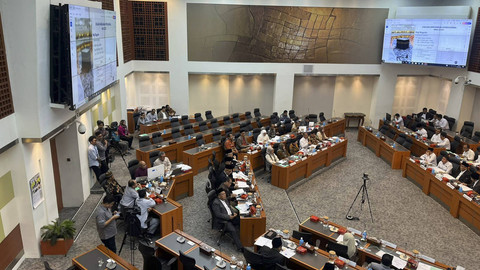 Kemenag dan Kepala BPH Rapat bahas anggaran ibadah haji 2025 bersama Komisi VIII DPR, Senin (30/12/2024). Foto: Haya Syahira/kumparan