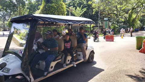 Pengunjung yang tengah berwisata di Taman Margasatwa Ragunan di Jakarta Selatan pada Jumat (27/12/2024). Foto: Gitario Vista Inasis/kumparan