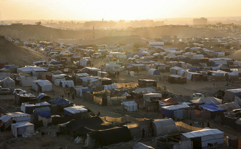 Pemandangan menunjukkan sebuah kamp tenda yang menampung warga Palestina yang terlantar, di tengah konflik yang sedang berlangsung antara Israel dan Hamas, di Khan Younis, Jalur Gaza selatan, Minggu (29/12/2024). Foto: Mohammed Salem/REUTERS