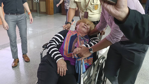 Ibu dari Helena Lim dibawa petugas keamanan ke luar ruang sidang usai menangis saat Majelis Hakim membacakan terkait kasus korupsi timah, Senin (30/12/2024). Foto: Fadhil Pramudya/kumparan
