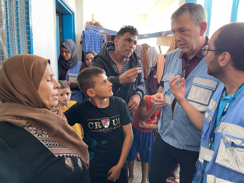 Kepala UNRWA Philippe Lazzarini bertemu dengan para pengungsi yang berlindung di fasilitas UNRWA selama kunjungannya ke Gaza pada 22 November 2023 Foto: Dok UNRWA