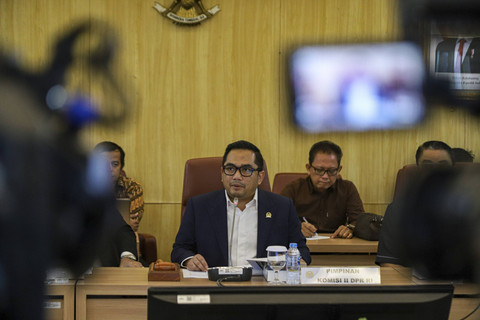 Ketua Komisi II DPR RI Muhammad Rifqinizamy Karsayuda memaparkan kinerja akhir tahun Komisi II DPR RI selama 2024 di Kompleks Parlemen, Jakarta, Senin (30/12/... </div>
<div class=
