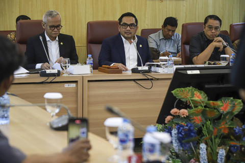 Ketua Komisi II DPR RI Muhammad Rifqinizamy Karsayuda memaparkan kinerja akhir tahun Komisi II DPR RI selama 2024 di Kompleks Parlemen, Jakarta, Senin (30/12/2024). Foto: Iqbal Firdaus/kumparan