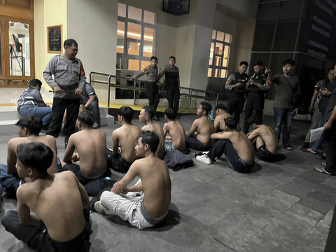 Polresta Surakarta menangkap puluhan oknum suporter Persis Solo dan Persib usai pertandingan Liga 1 2024/25 di Stadion Manahan Solo, Minggu (29/12/2024). Foto: Dok. Polresta Surakarta