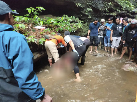 Dua pria bernama Alfin Dika Putra Johana (20) dan Ahmat Koirul Anam (22) ditemukan tewas di aliran sungai perbatasan Desa Wringinanom, Kecamatan Poncokusumo dan Desa Duwet Krajan, Kecamatan Tumpang, Kabupaten Malang. Foto: Dok. Polsek Poncokusu