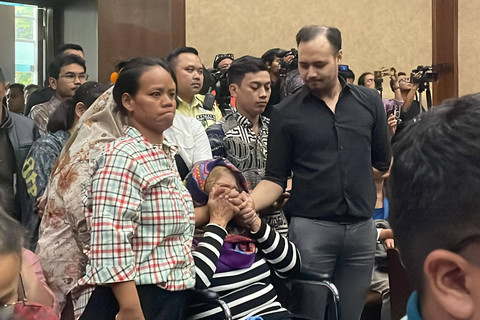 Ibunda Helena Lim, Hoa Lian, menangis usai pembacaan amar putusan untuk anaknya divonis 5 tahun penjara terkait kasus korupsi timah, di Pengadilan Tipikor Jakarta, Senin (30/12/2024). Foto: Fadhil Pramudya/kumparan