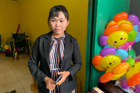 Dewi, istri muda Pak Tarno, saat ditemui di tempat usahanya di Warakas, Jakarta Utara, Senin (30/12/2024). Foto: Vincentius Mario/kumparan