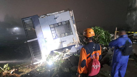 Rumah vila di kawasan Villa Manzara, Desa Oro-Oro Ombo, Kecamatan/Kota Batu, ambruk akibat tanah longsor, Senin (30/12/2024) Foto: BPBD Kota Batu