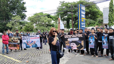 Sejumlah massa menggelar aksi demonstrasi menolak penerapan PPN 12 persen di depan Kantor Pajak DIY, di Ring Road Utara, Kabupaten Sleman, Senin (31/12). Foto: Arfiansyah Panji/kumparan
