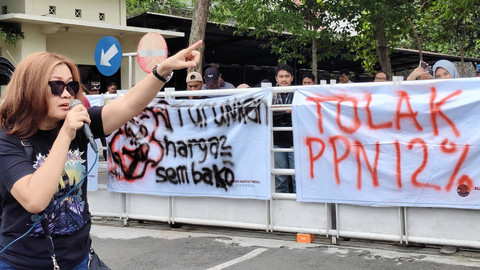 Sejumlah massa yang terdiri dari buruh hingga emak-emak menggelar aksi demonstrasi menolak penerapan PPN 12 persen di depan Kantor Pajak DIY, di Ring Road Utara, Kabupaten Sleman, Senin (31/12). Foto: Arfiansyah Panji/kumparan