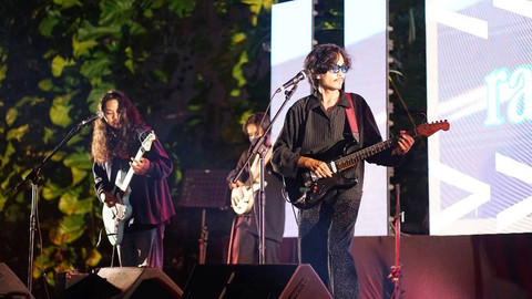 Aksi Radio Shifter band alternatif rock saat menjadi musisi pembuka Efek Rumah Kaca yang tengah melacak pencuri karya milik mereka, Selasa (31/12) Foto: istimewa