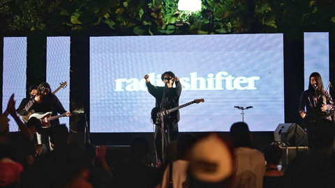 Aksi Radio Shifter band beraliran alternatif rock saat tampil menjadi band pembuka Efek Rumah Kaca di salah satu event musik Palembang beberapa waktu lalu, Selasa (31/12) Foto: istimewa