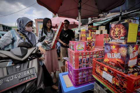 Aktivitas jual beli kembang api menjelang pergantian tahun di kawasan Tanah Abang, Jakarta, Selasa (31/12/2024). Foto: Jamal Ramadhan/kumparan