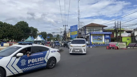 Suasana arus lalu lintas mengarah kawasan wisata Puncak, Cianjur, Jawa Barat, Selasa (31/12/2024). Foto: kumparan