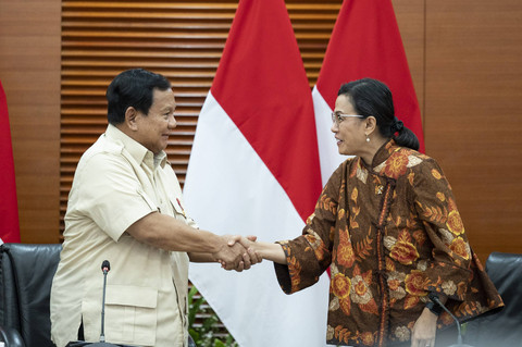 Presiden Prabowo Subianto (kiri) berjabat tangan dengan Menteri Keuangan Sri Mulyani (kanan) usai menyampaikan keterangan pers terkait kenaikan tarif Pajak Pertambahan Nilai (PPN) di Kantor Kementerian Keuangan, Jakarta, Selasa (31/12/2024). Foto: Aprillio Akbar/ANTARA FOTO