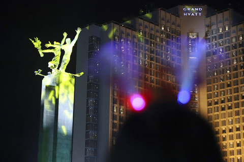 Warga menyaksikan malam pergantian tahun baru 2025 di kawasan Bundaran HI, Jakarta, Selasa (31/12/2024). Foto: Iqbal Firdaus/kumparan
