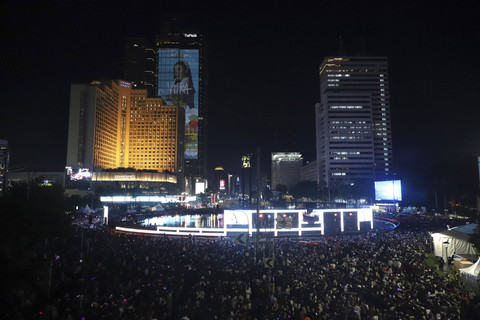 Suasana saat Car Free Night menyambut malam tahun baru 2025 di Jalan Sudirman, Jakarta, Selasa (31/12/2024). Foto: Iqbal Firdaus/kumparan